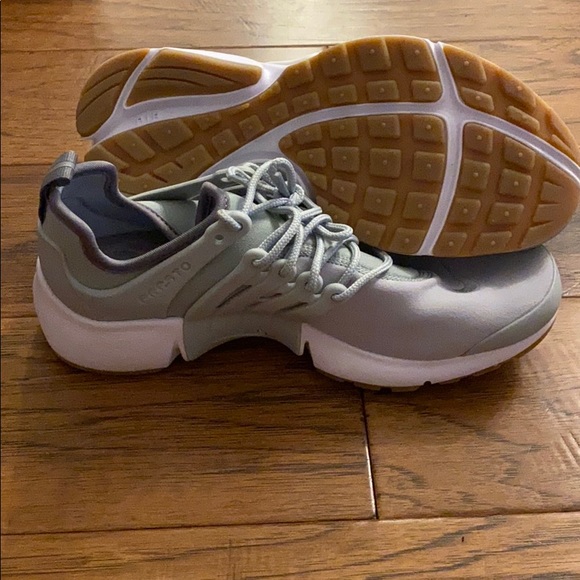 Nike sneakers, light grey and never worn!! - Picture 2 of 2